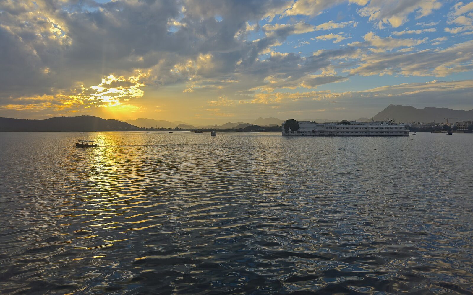 Lake Pichola at sunset in Udaipur